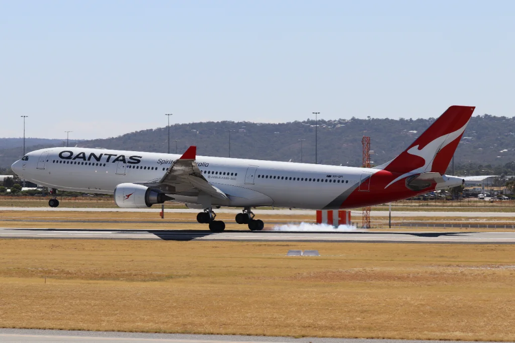 VH-QPI A333 Qantas