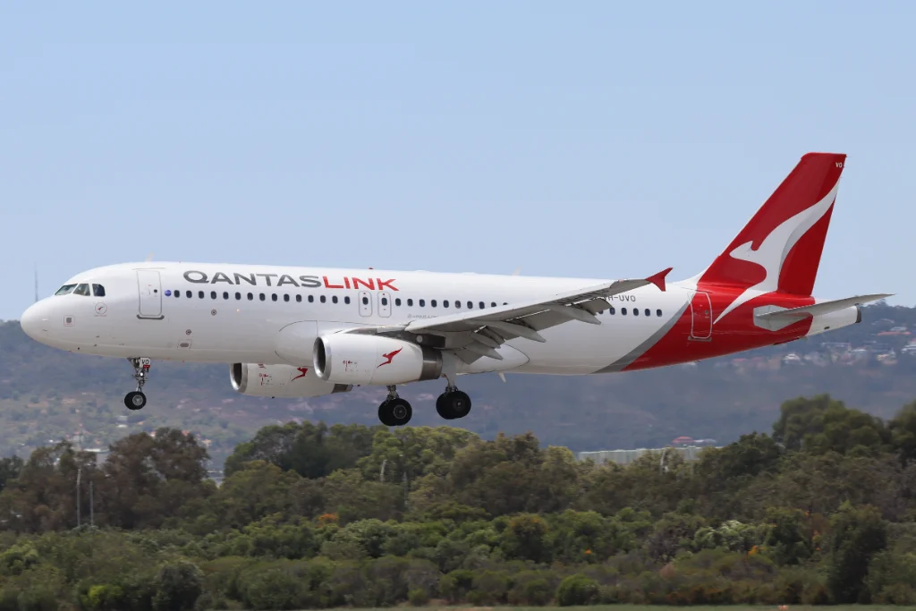 VH-UVO A320 NWK