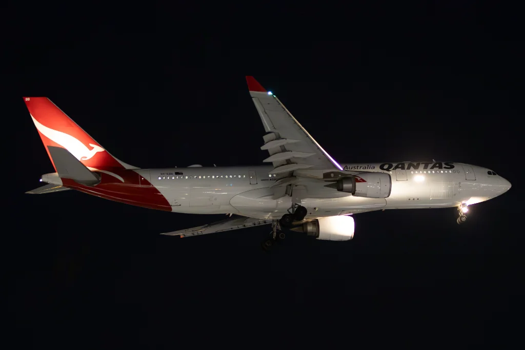 VH-EBB A332 Qantas