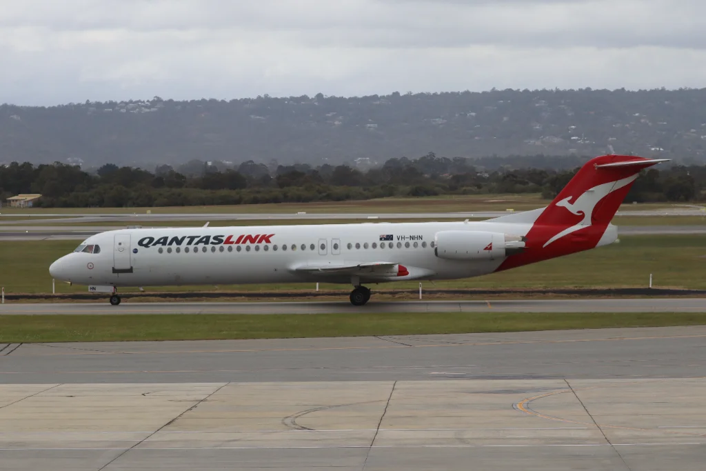 VH-NHN F100 NWK