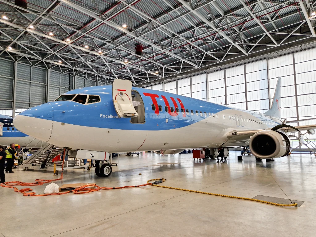 G-TUKP B738