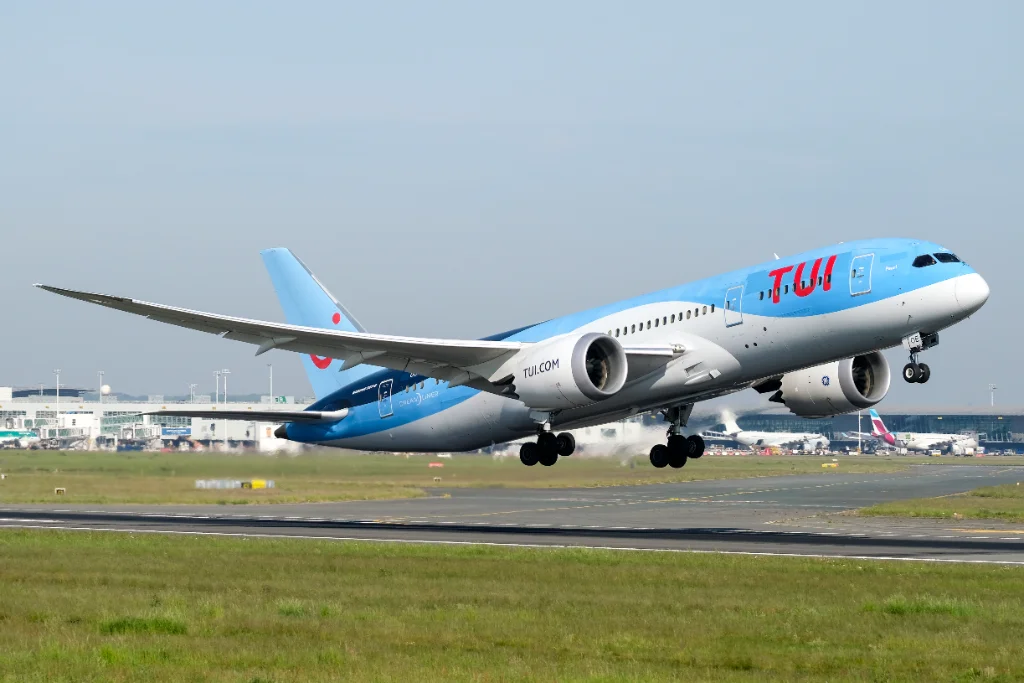 OO-LOE B788 TUI fly Belgium