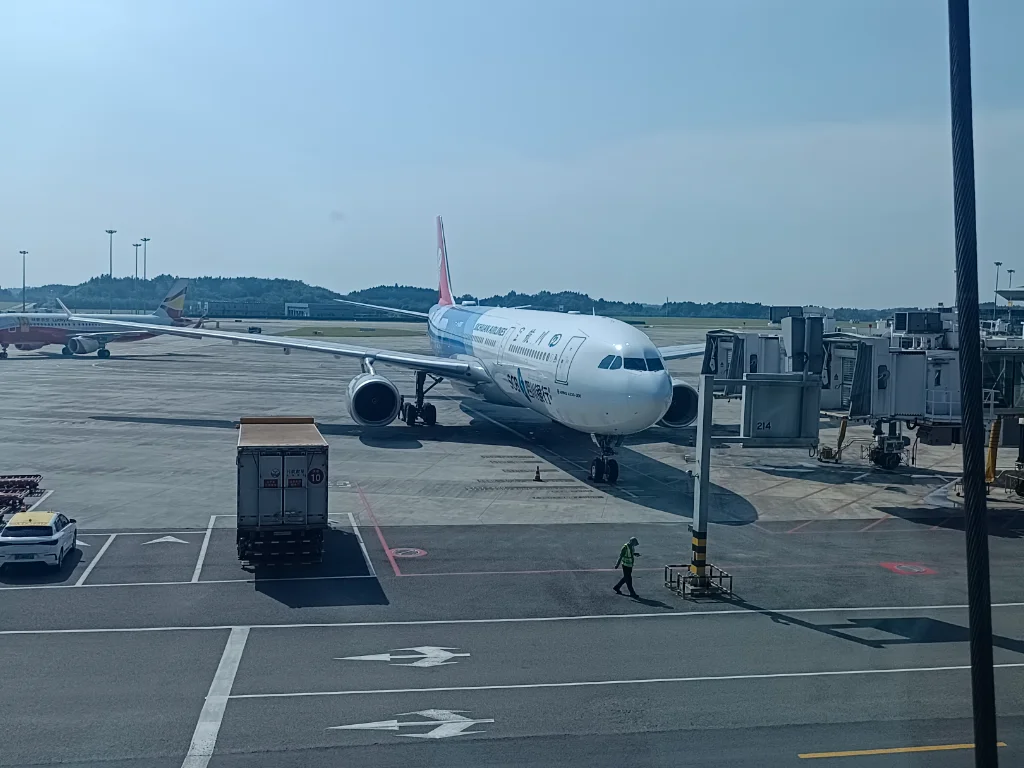 B-8690 A333 Sichuan Airlines
