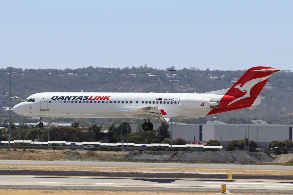 VH-NHO F100 NWK