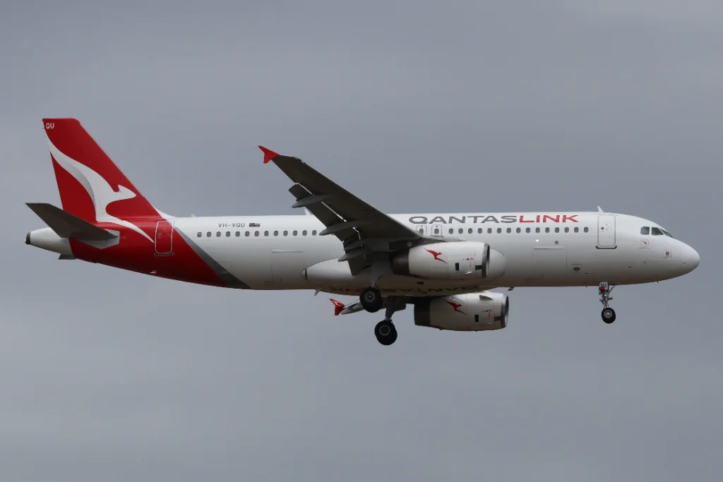 VH-VQU A320 NWK